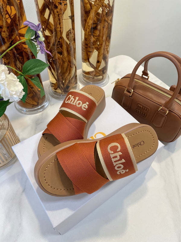 SANDALI CON ZEPPA CHLOÉ WOODY IN TELA MARRONE BRONZO CON SUOLA IN GOMMA MARRONE SIDRO