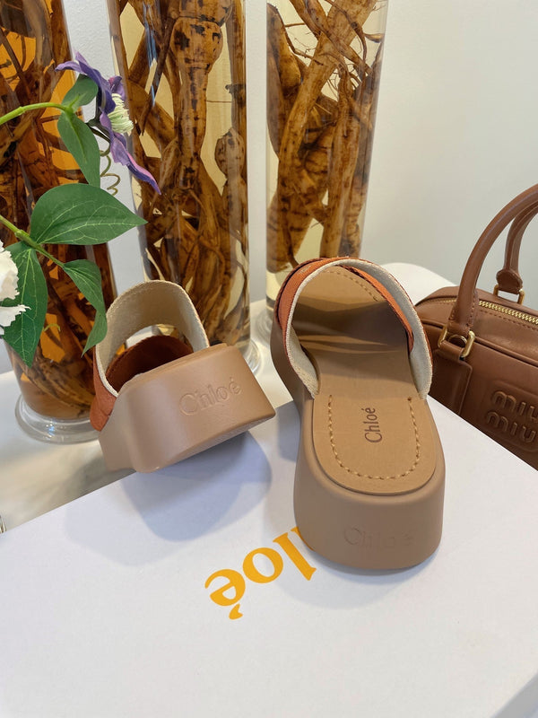 SANDALI CON ZEPPA CHLOÉ WOODY IN TELA MARRONE BRONZO CON SUOLA IN GOMMA MARRONE SIDRO