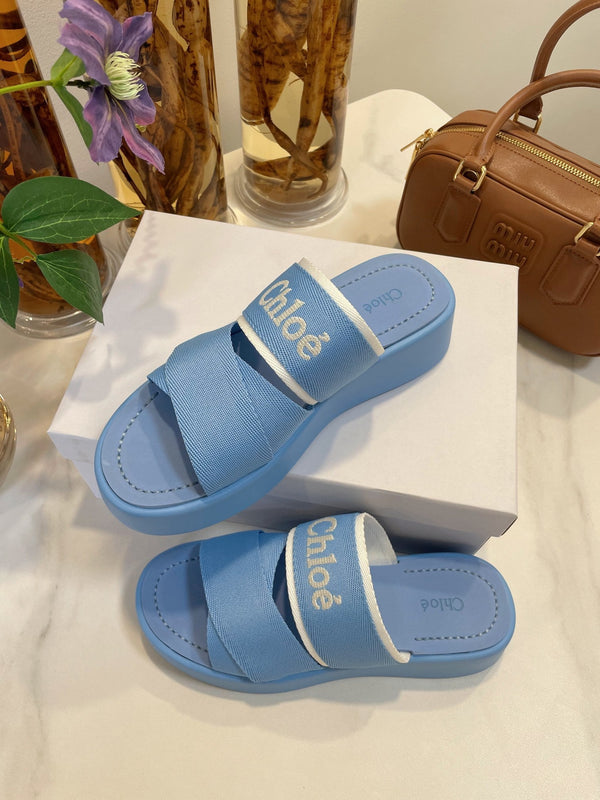SANDALI CON ZEPPA CHLOÉ WOODY IN TELA BLU CERULEO CON SUOLA IN GOMMA