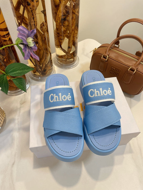 SANDALI CON ZEPPA CHLOÉ WOODY IN TELA BLU CERULEO CON SUOLA IN GOMMA