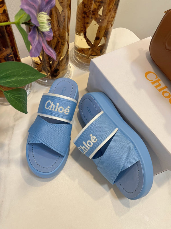 SANDALI CON ZEPPA CHLOÉ WOODY IN TELA BLU CERULEO CON SUOLA IN GOMMA