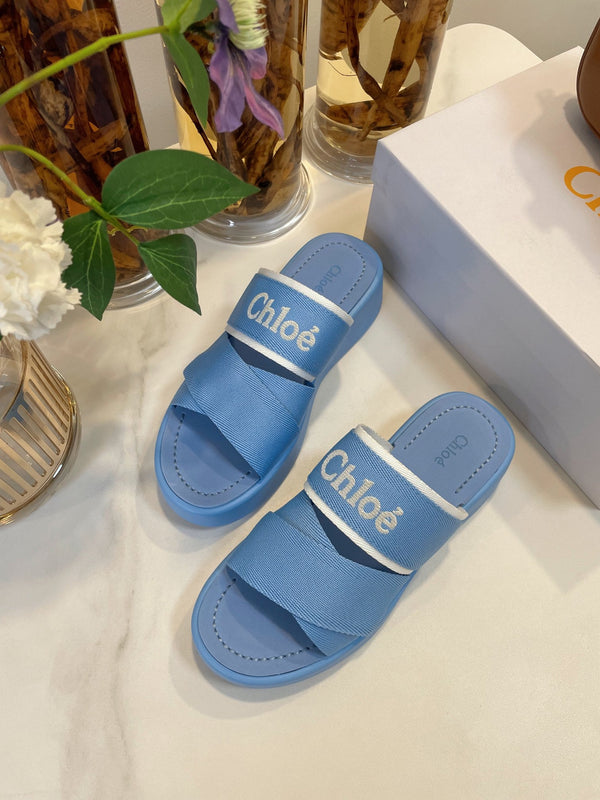 SANDALI CON ZEPPA CHLOÉ WOODY IN TELA BLU CERULEO CON SUOLA IN GOMMA