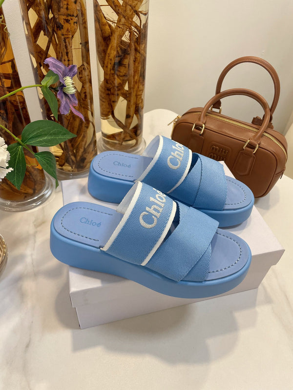 SANDALI CON ZEPPA CHLOÉ WOODY IN TELA BLU CERULEO CON SUOLA IN GOMMA