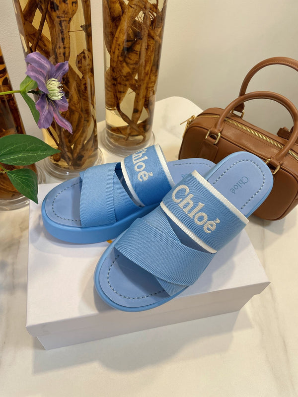 SANDALI CON ZEPPA CHLOÉ WOODY IN TELA BLU CERULEO CON SUOLA IN GOMMA