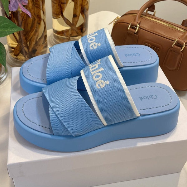 SANDALI CON ZEPPA CHLOÉ WOODY IN TELA BLU CERULEO CON SUOLA IN GOMMA