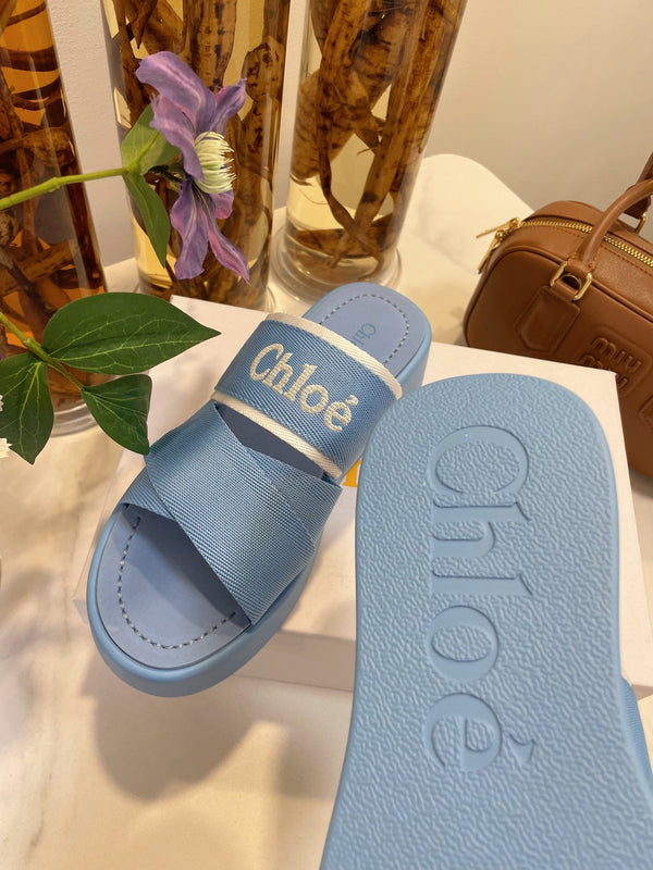 SANDALI CON ZEPPA CHLOÉ WOODY IN TELA BLU CERULEO CON SUOLA IN GOMMA