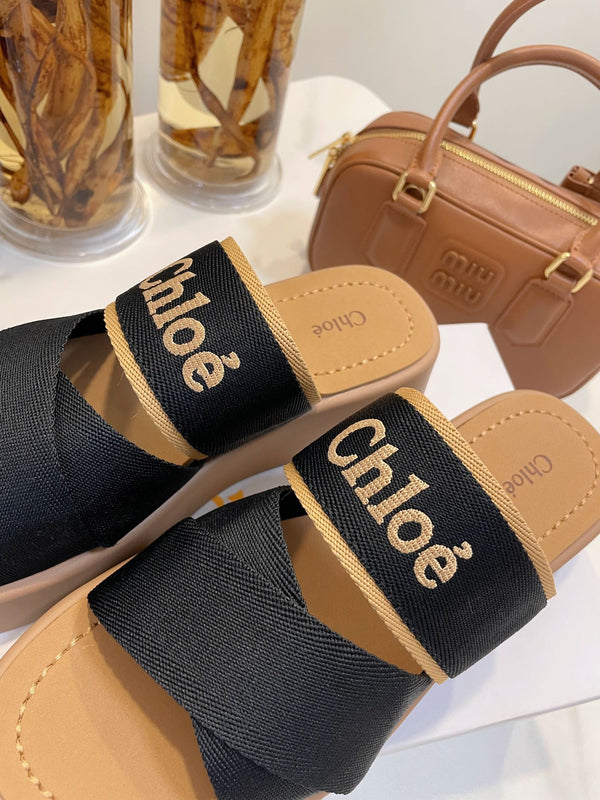 SANDALI CON ZEPPA CHLOÉ WOODY IN TELA NERA CON SUOLA IN GOMMA MARRONE SIDRO