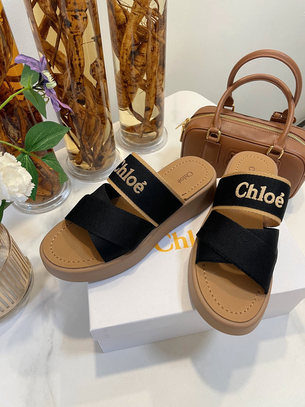 SANDALI CON ZEPPA CHLOÉ WOODY IN TELA NERA CON SUOLA IN GOMMA MARRONE SIDRO