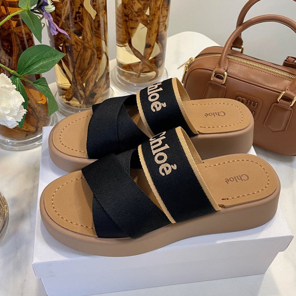 SANDALI CON ZEPPA CHLOÉ WOODY IN TELA NERA CON SUOLA IN GOMMA MARRONE SIDRO