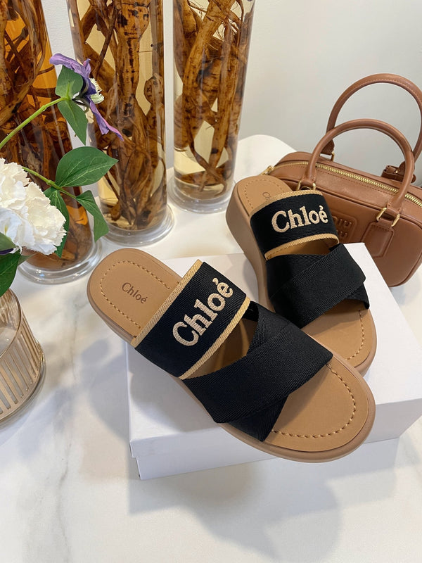 SANDALI CON ZEPPA CHLOÉ WOODY IN TELA NERA CON SUOLA IN GOMMA MARRONE SIDRO