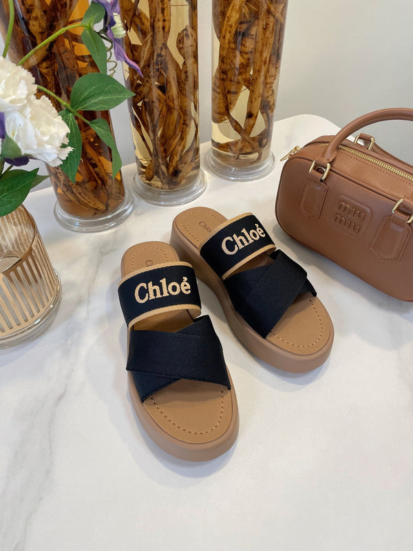 SANDALI CON ZEPPA CHLOÉ WOODY IN TELA NERA CON SUOLA IN GOMMA MARRONE SIDRO