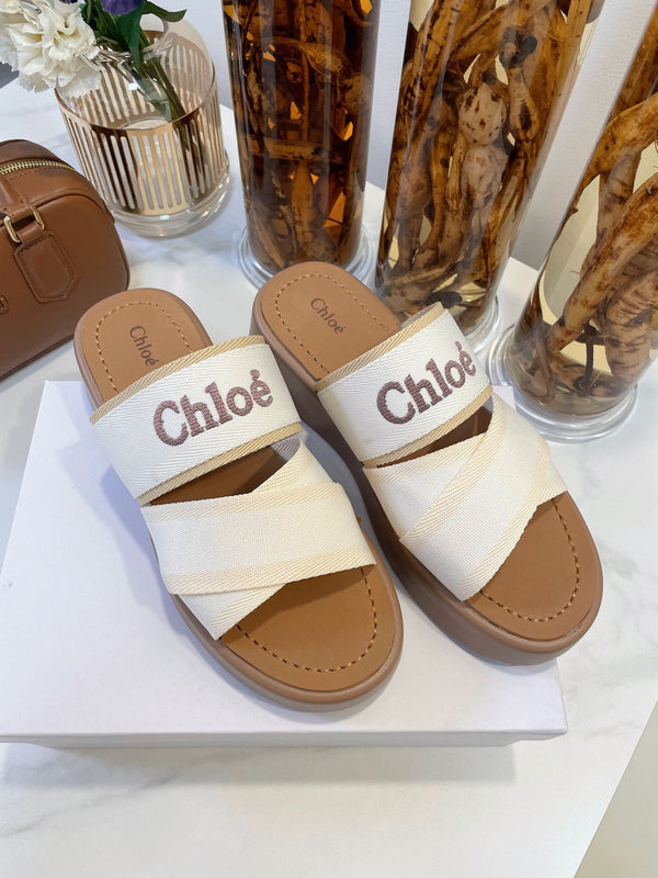 SANDALI CON ZEPPA CHLOÉ WOODY IN TELA BIANCA CON SUOLA IN GOMMA MARRONE SIDRO