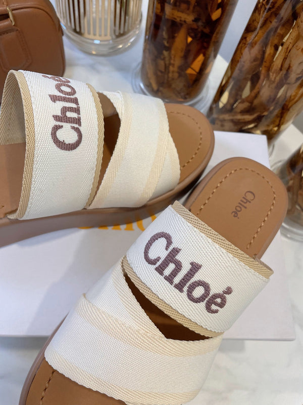 SANDALI CON ZEPPA CHLOÉ WOODY IN TELA BIANCA CON SUOLA IN GOMMA MARRONE SIDRO