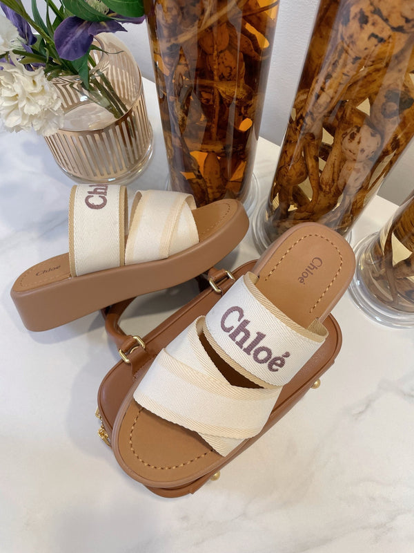 SANDALI CON ZEPPA CHLOÉ WOODY IN TELA BIANCA CON SUOLA IN GOMMA MARRONE SIDRO