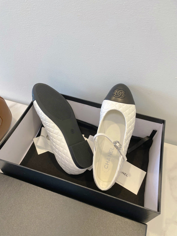 CC 25A Ballet Flat With Strap Quited White Black Sheepskin 530540