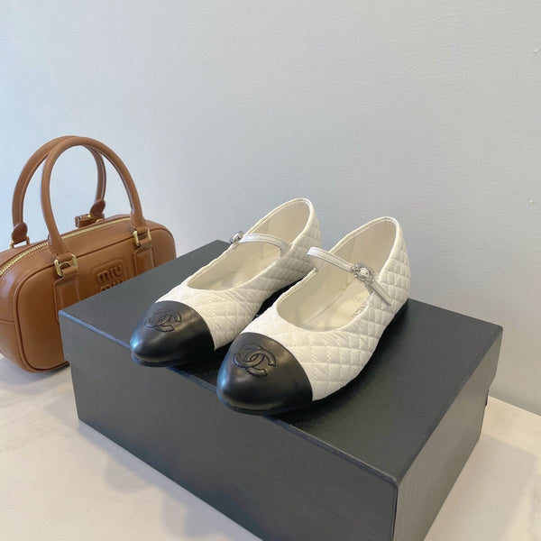 CC 25A Ballet Flat With Strap Quited White Black Sheepskin 530540