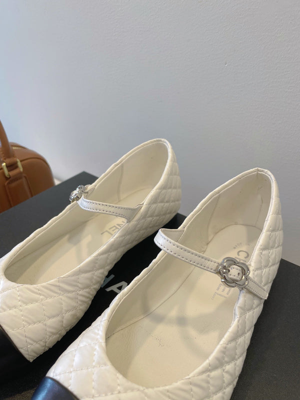 CC 25A Ballet Flat With Strap Quited White Black Sheepskin 530540