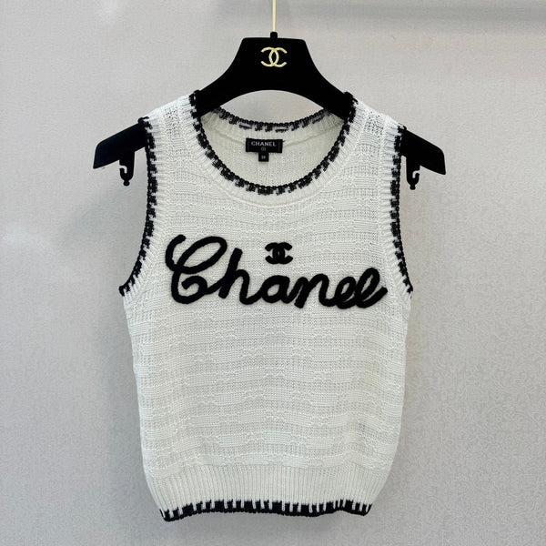 Chanel 2026 Gilet en laine blanc et noir avec logo brodé 364271