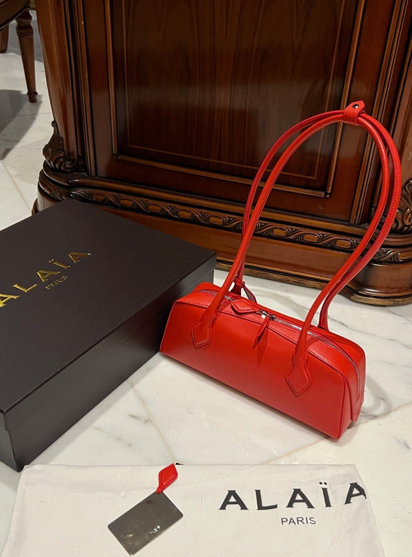 LE TECKEL MEDIUM BAG 33 IN CLASSIC RED GOATSKIN