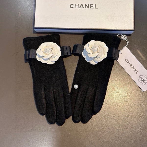 GLOVES IN BLACK WOOL WITH WHITE FLOWER 456326