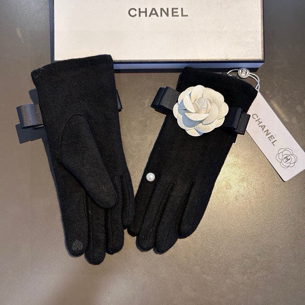GLOVES IN BLACK WOOL WITH WHITE FLOWER 456326