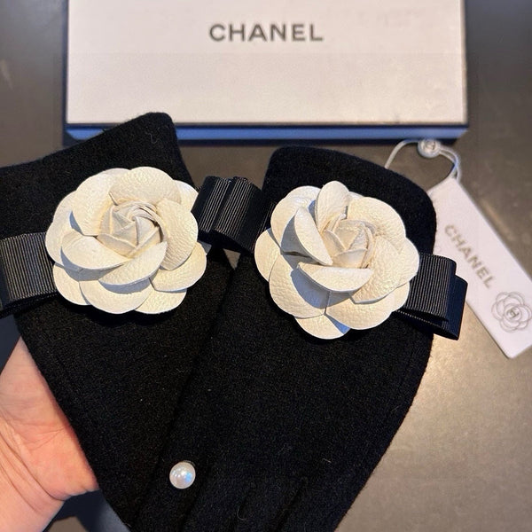 GLOVES IN BLACK WOOL WITH WHITE FLOWER 456326