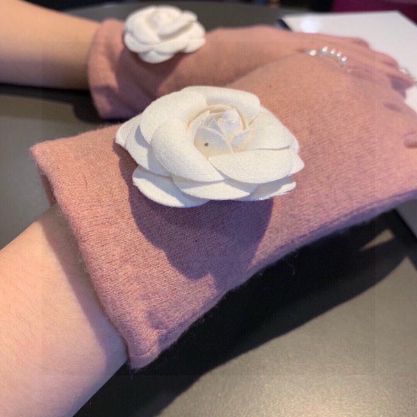 GLOVES IN CREPE PINK WOOL WITH LARGE WHITE FLOWER 464992