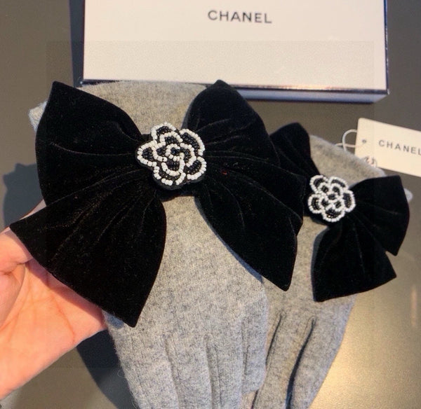 GLOVES IN DOVE GRAY WOOL WITH LARGE BLACK BOW 464994