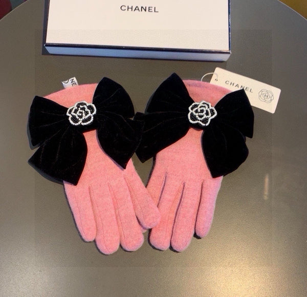 GLOVES IN FLAMINGO PINK WOOL WITH LARGE BLACK BOW 464995