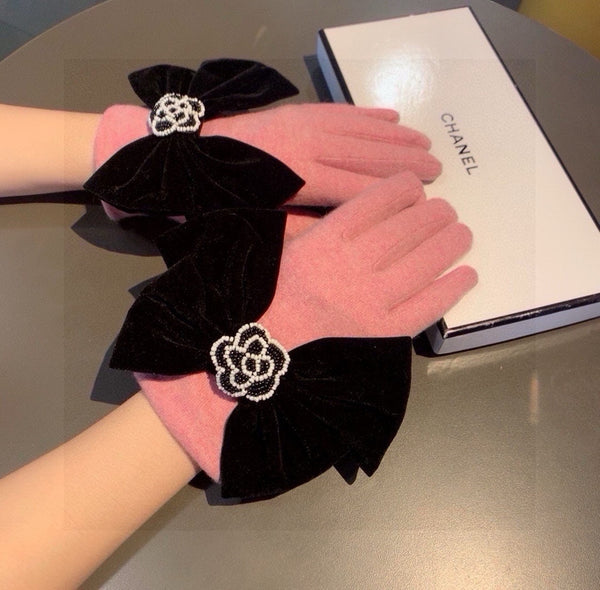 GLOVES IN FLAMINGO PINK WOOL WITH LARGE BLACK BOW 464995