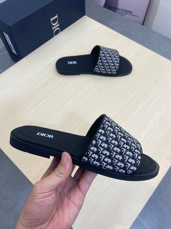 CD SLIDE ALIDAS SLIPPER BLACK AND WHITE JACQUARD