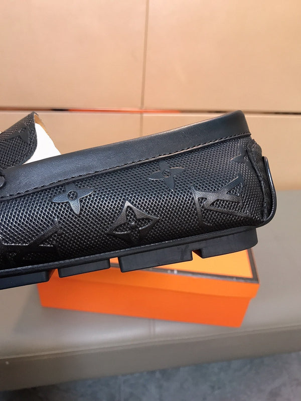 MOCASSINI LV IN PELLE DI VITELLO NERA CON LOGO IN RILIEVO