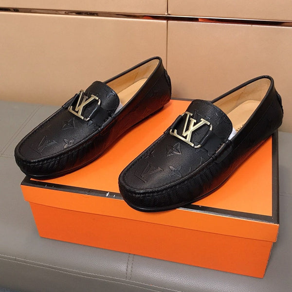 MOCASSINI LV IN PELLE DI VITELLO NERA CON LOGO IN RILIEVO