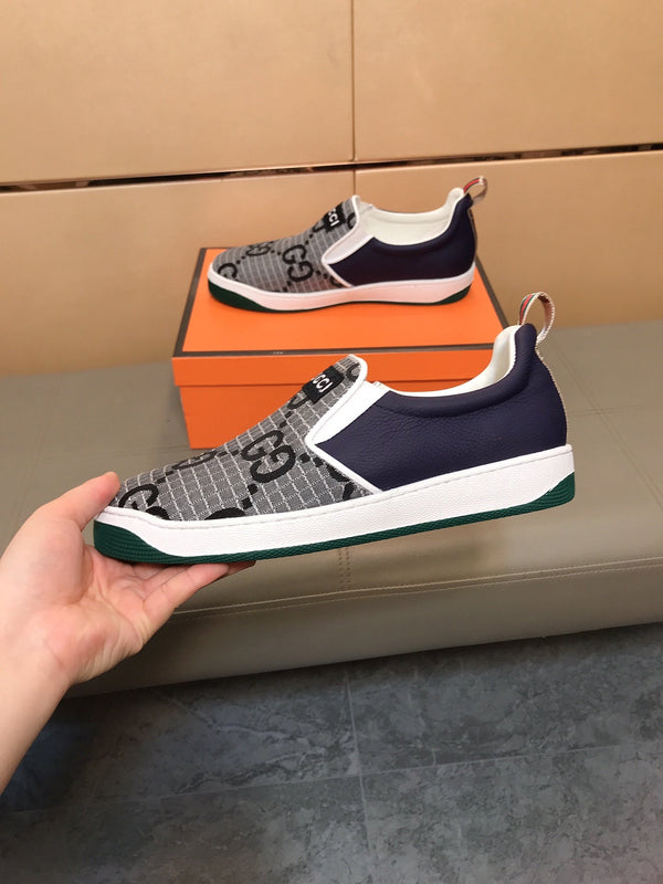GG Slip On da uomo in pelle di vacchetta grigia con stampa in tessuto 525191