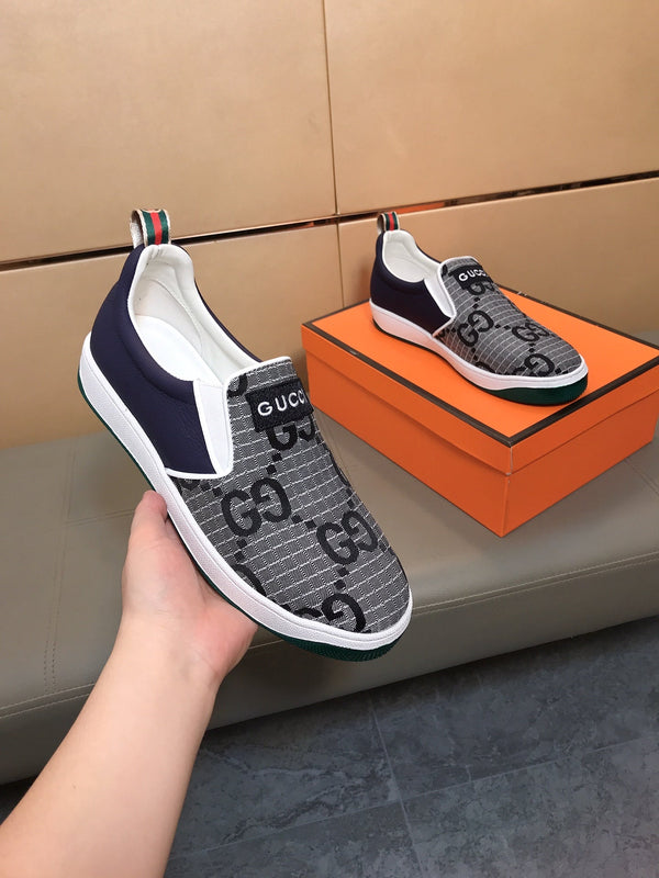 GG Slip On da uomo in pelle di vacchetta grigia con stampa in tessuto 525191