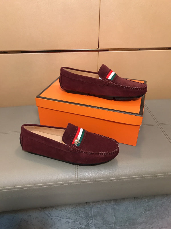 Mocassino da uomo GG in pelle scamosciata rosso vino 526675