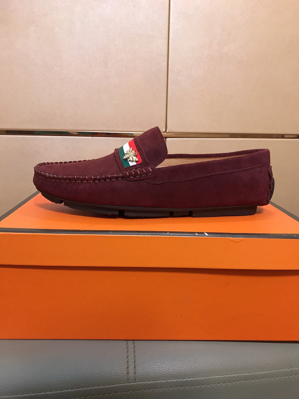 Mocassino da uomo GG in pelle scamosciata rosso vino 526675