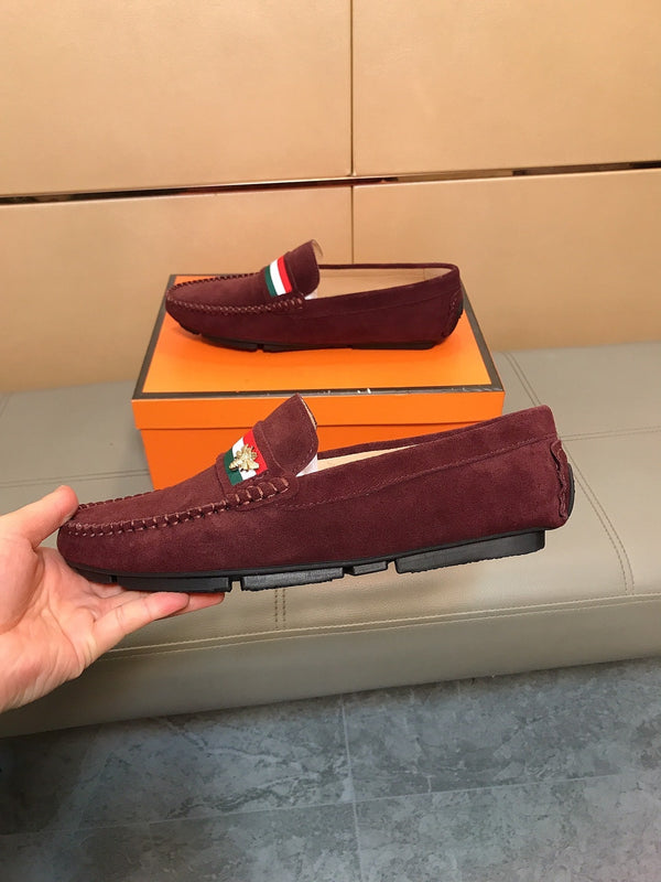 Mocassino da uomo GG in pelle scamosciata rosso vino 526675