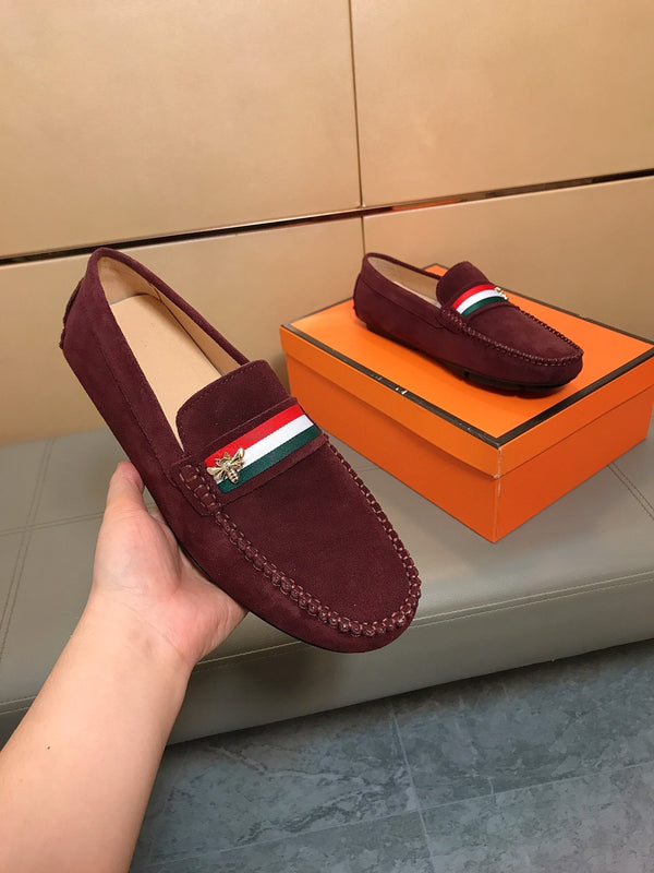 Mocassino da uomo GG in pelle scamosciata rosso vino 526675
