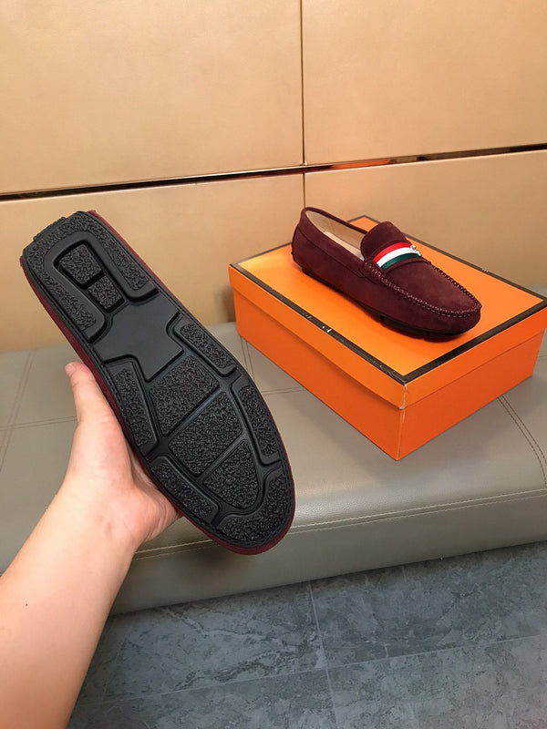 Mocassino da uomo GG in pelle scamosciata rosso vino 526675