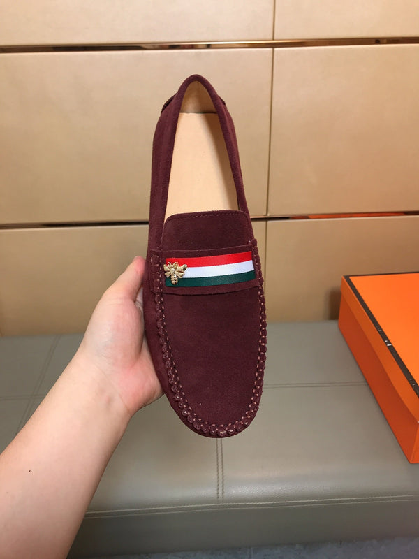 Mocassino da uomo GG in pelle scamosciata rosso vino 526675