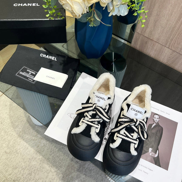 Sneaker CC con suola spessa, fodera in lana scamosciata nera e pile