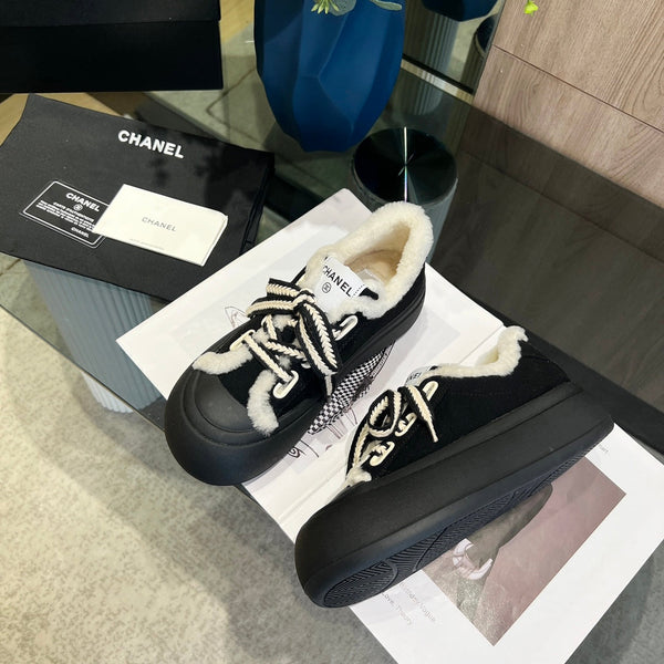 Sneaker CC con suola spessa, fodera in lana scamosciata nera e pile