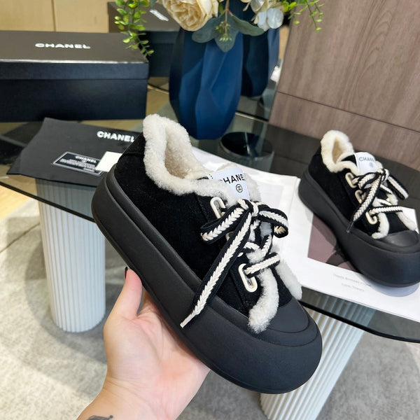 Sneaker CC con suola spessa, fodera in lana scamosciata nera e pile