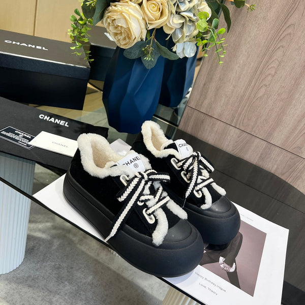 Sneaker CC con suola spessa, fodera in lana scamosciata nera e pile