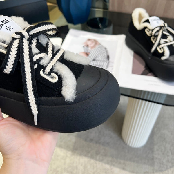 Sneaker CC con suola spessa, fodera in lana scamosciata nera e pile