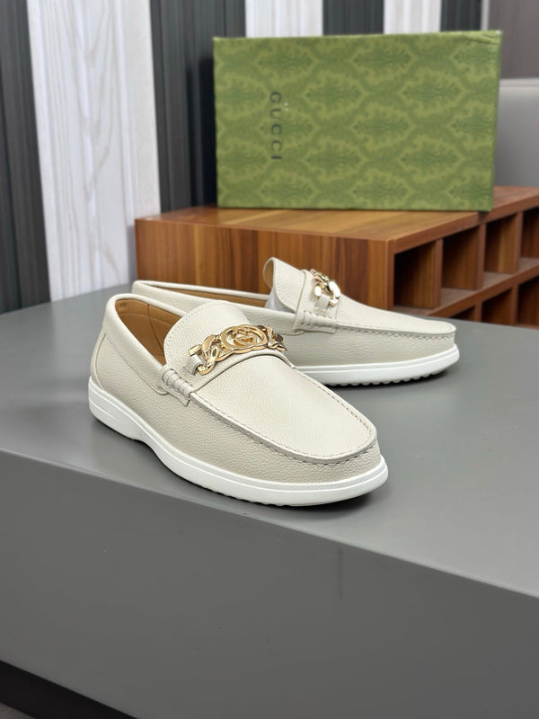 Mocassino GG da uomo con motivo G intrecciato in pelle di vacchetta bianca 573500