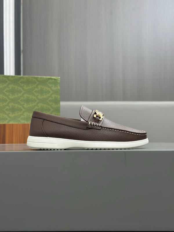 Mocassino GG da uomo con motivo G intrecciato in pelle di vacchetta marrone 573502