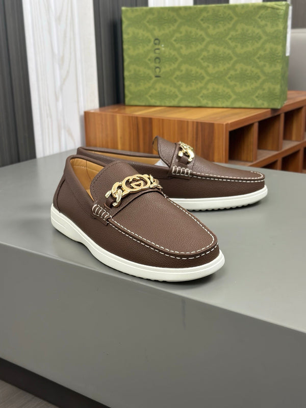 Mocassino GG da uomo con motivo G intrecciato in pelle di vacchetta marrone 573502