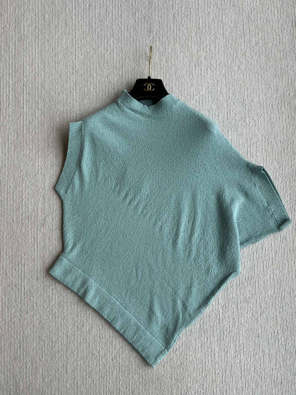 Maglione girocollo con maniche a mantella e orlo asimmetrico Fendi 25 in viscosa blu ghiaccio